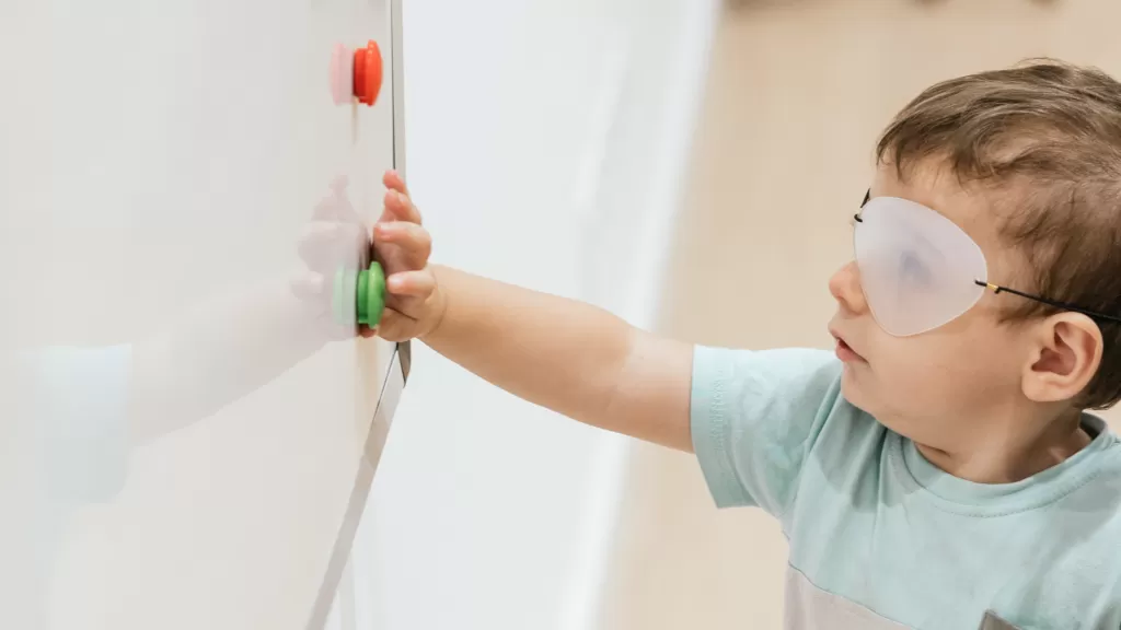 Niña durante una terapia visual para tratar el ojo vago en Huesca